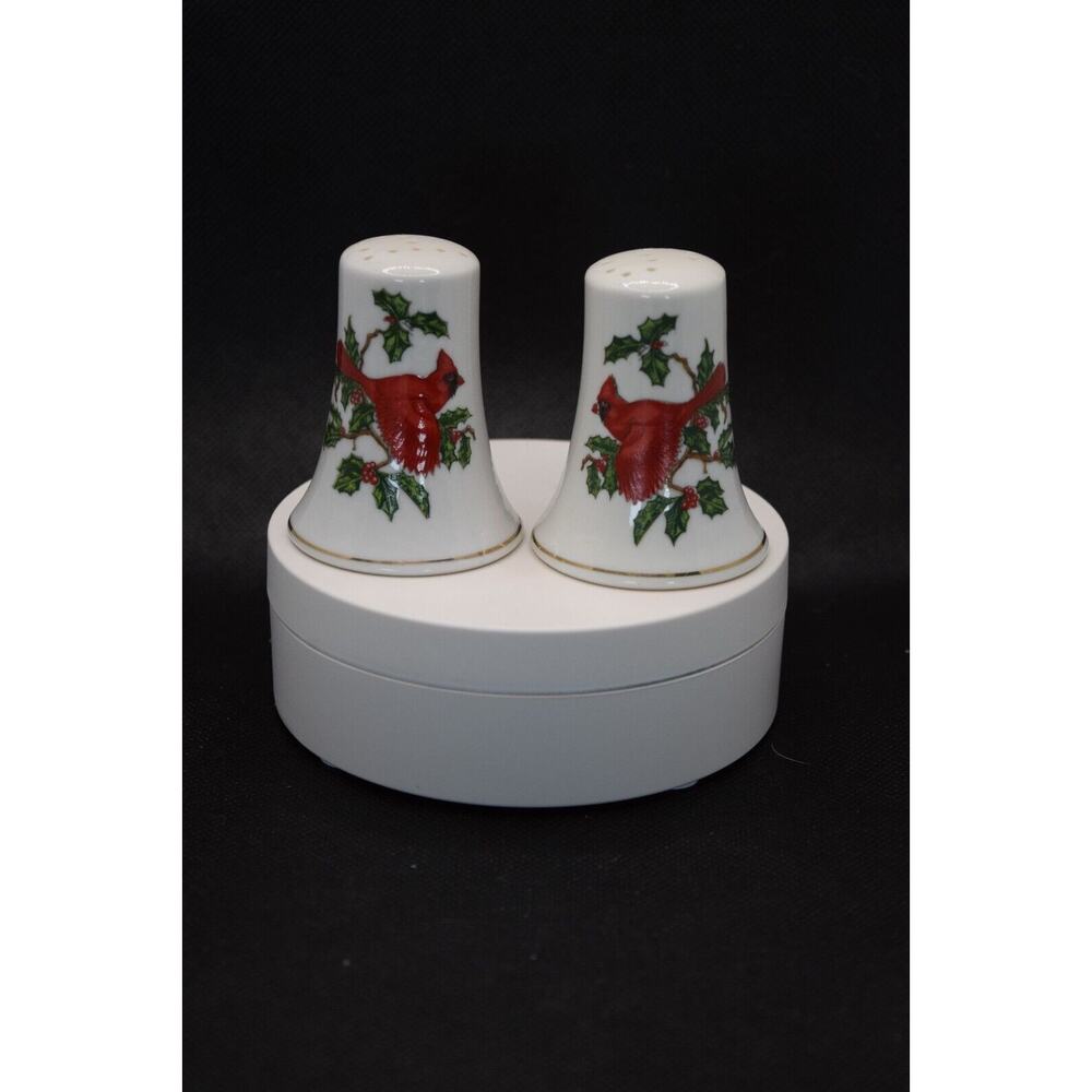 Lefton Red Cardinal China #1067 Salt and Pepper Shakers Vintage 2 1/2"